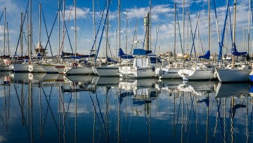 segelbåtar i småbåtshamn 
