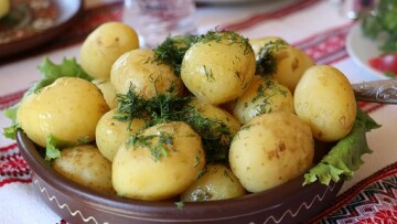 nypotatis med dill i en skål 