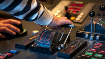 hand som styr simulator