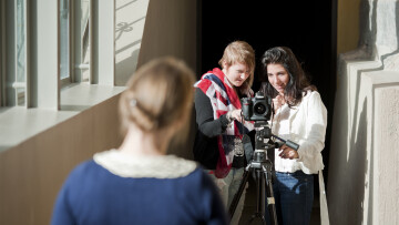 studerande som fotograferar varandra
