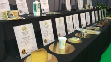 Prisbelönta produkter, utställda på ett bord