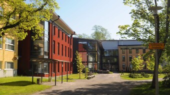 Raseborgs campusområde, vårbild med gröna träd och solljus