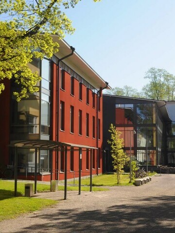 Raseborgs campusområde, vårbild med gröna träd och solljus