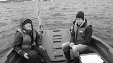 Två personer i en fiskebåt