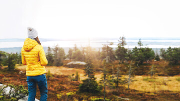 konceptbild engelska: flicka i gul jacka