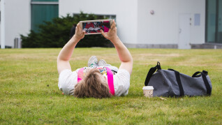 pojke jobbar på i-pad