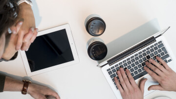 bild på dator och händer