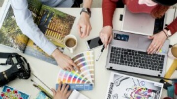 fyra kreativa studerande