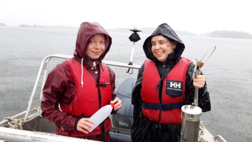 Ella von Weissenberg och Minna Kohonen tar prover 