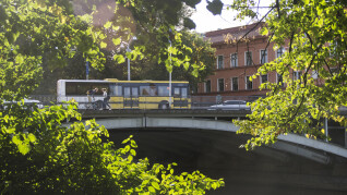 Stadsmiljö, buss, växtlighet och auraå i Åbo