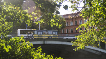 Stadsmiljö, buss, växtlighet och auraå i Åbo