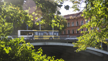 Stadsmiljö, buss, växtlighet och auraå i Åbo