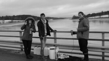 Louise Forsblom, Olivier Glippa och Lauri Kuismanen provtar sötvatten i Gennarbyviken, Raseborg