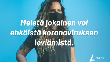 opiskelija maski päällä