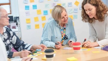 tre personer som funderar tillsammans