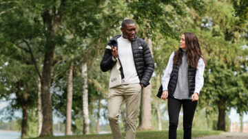 två studerande promenerar