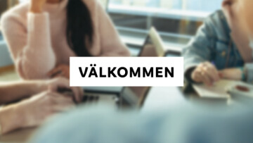 studerande i grupp med dator