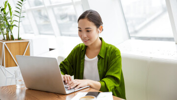 kvinna vid en laptop