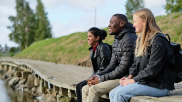 Tre studerande på brygga