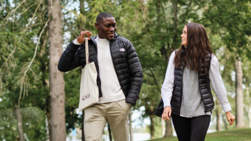 Två studerande i parken