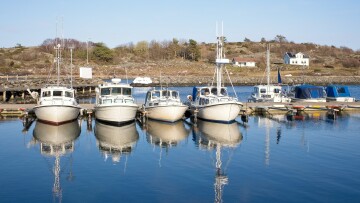 Unsplash_båthamn i ekenäs, spegelblankt vatten