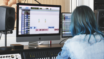 Kvinnlig låtskrivare, producent, kvinna i studio vid skärm