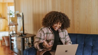 person med dator computer laptop unsplash