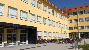 Alere, gul byggnad, bild av huvudingången