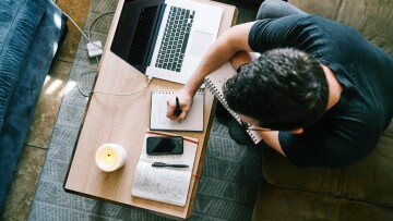 man vid dator, kreatör