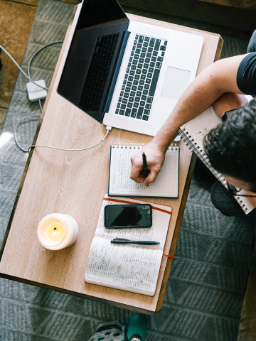 man vid dator, kreatör