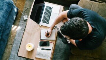 man vid dator, kreatör