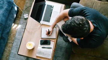 man vid dator, kreatör