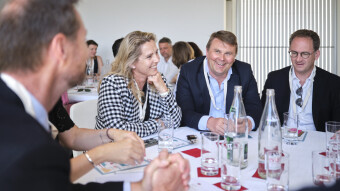 Titti Uoti-Väisänen och Mikko Väisänen på en Yacht Club i Monaco.