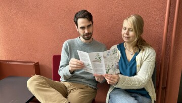 Joshua och Ulrika ser på naturfiberbroschyr