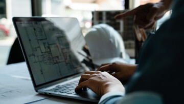 Ingenjör som utför beräkning på dator