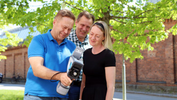Tom Lillhong, Sten Engblom och Eva Högfors-Rönnholm tittar på FITR-instrumentet