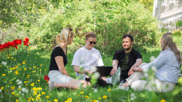 Studerande i grönska, vår och sommar
