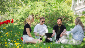 Studerande i grönska, vår och sommar