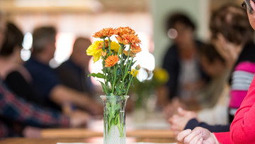 pensionarer vid ett bord foto Annbritt Pada