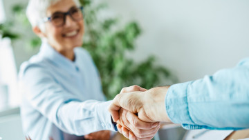 äldre dam, dam som skakar hand, dam, person