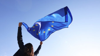 Kvinna håller i EU-flaggan