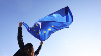 Kvinna håller i EU-flaggan