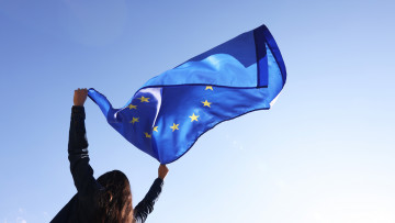 Kvinna håller i EU-flaggan