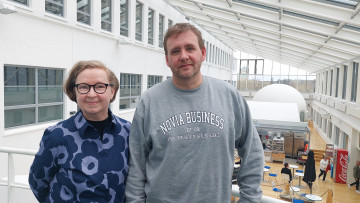 Kristina Westeren och Jorgen Strid haller i tradarna for varsin verkstadsserie som just nu pagar inom projektet Larsam  Foto Mia Henriksson