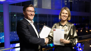 Foto handskakning Annina Peisa och Mats 2025 11 20 v2