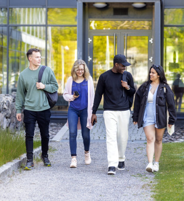 2025 Studerande promenerar 2