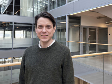 Mikael Manngård liggande
