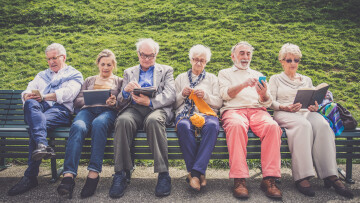 Äldre personer på en bänk