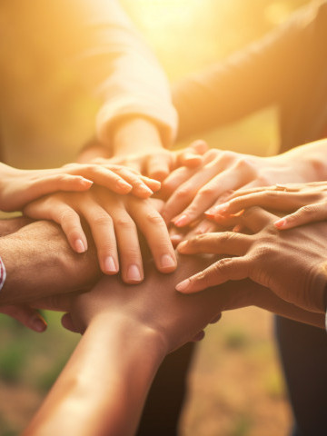 händer i mitten, symboliserar teamwork. AI bild