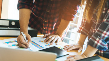 Kvinna och man arbete